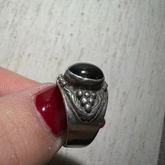 Vintage Sterling silver and garnet wide dome ring - Picture 3 of 15